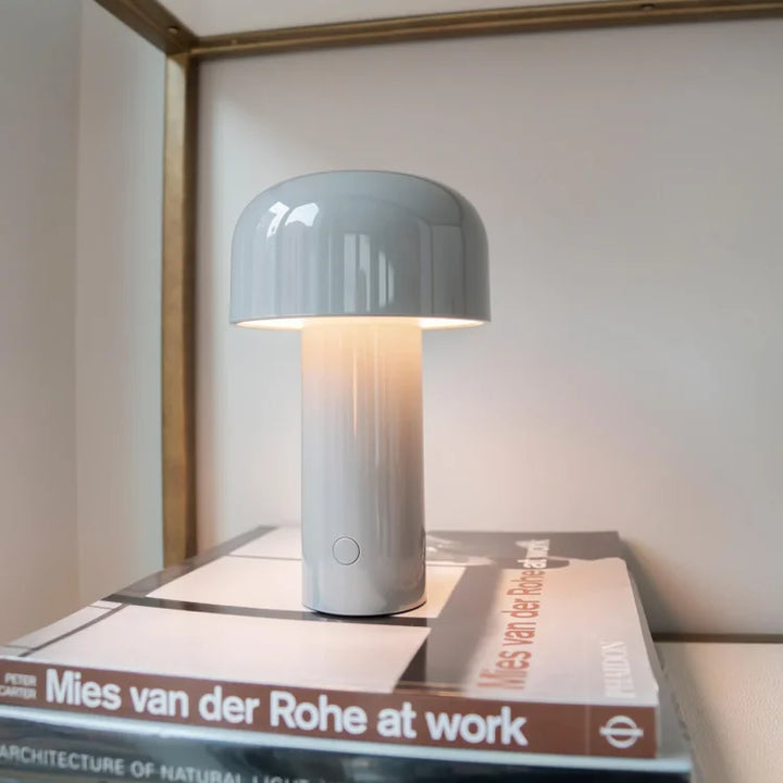 "LED Tischlampe in modernem Design mit dreifarbiger Dimmfunktion, warme, kühle und neutrale Lichtmodi sichtbar"