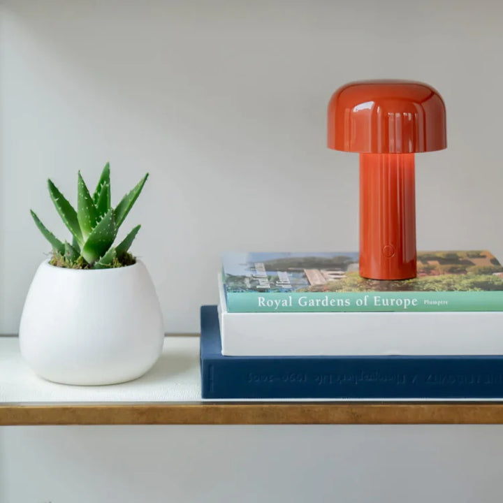 "LED Tischlampe in modernem Design mit dreifarbiger Dimmfunktion, warme, kühle und neutrale Lichtmodi sichtbar"