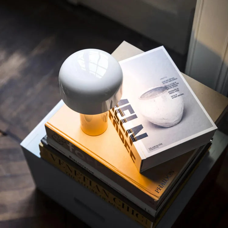 "LED Tischlampe in modernem Design mit dreifarbiger Dimmfunktion, warme, kühle und neutrale Lichtmodi sichtbar"