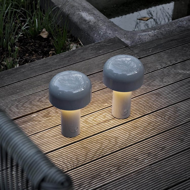 "LED Tischlampe in modernem Design mit dreifarbiger Dimmfunktion, warme, kühle und neutrale Lichtmodi sichtbar"