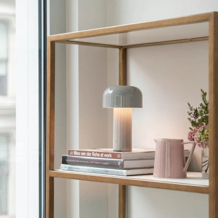 "LED Tischlampe in modernem Design mit dreifarbiger Dimmfunktion, warme, kühle und neutrale Lichtmodi sichtbar"