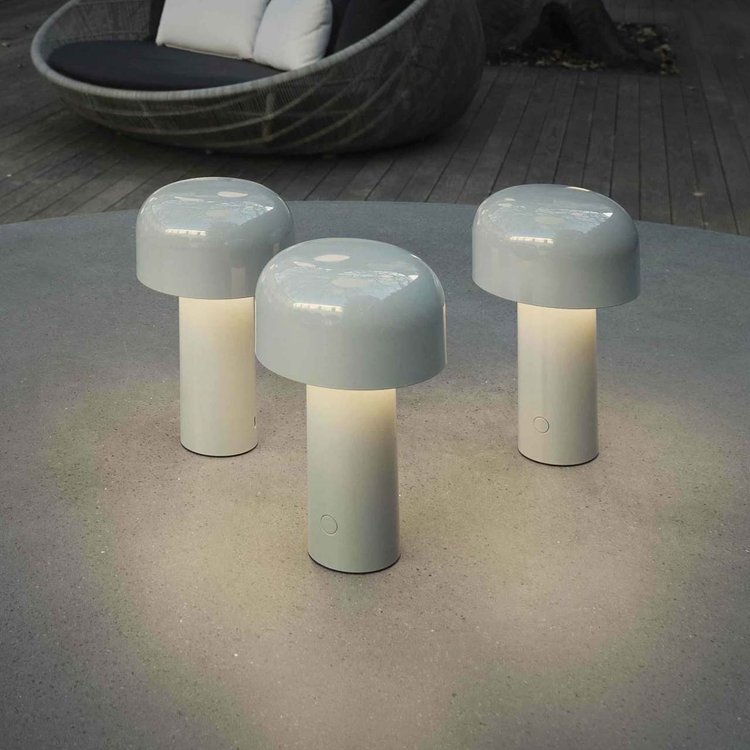 "LED Tischlampe in modernem Design mit dreifarbiger Dimmfunktion, warme, kühle und neutrale Lichtmodi sichtbar"