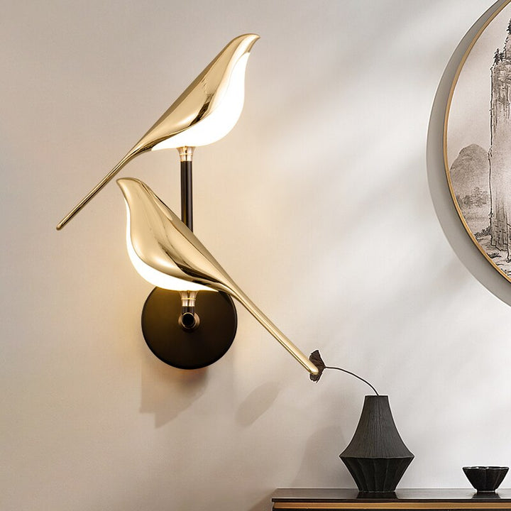 LED Wandleuchte mit Vogelmotiv, nordischer Stil, warme LED-Lichter, kunstvolle Schatten, elegante Wanddekoration.