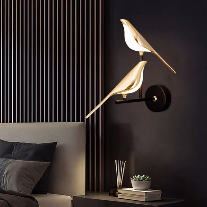 LED Wandleuchte mit Vogelmotiv, nordischer Stil, warme LED-Lichter, kunstvolle Schatten, elegante Wanddekoration.