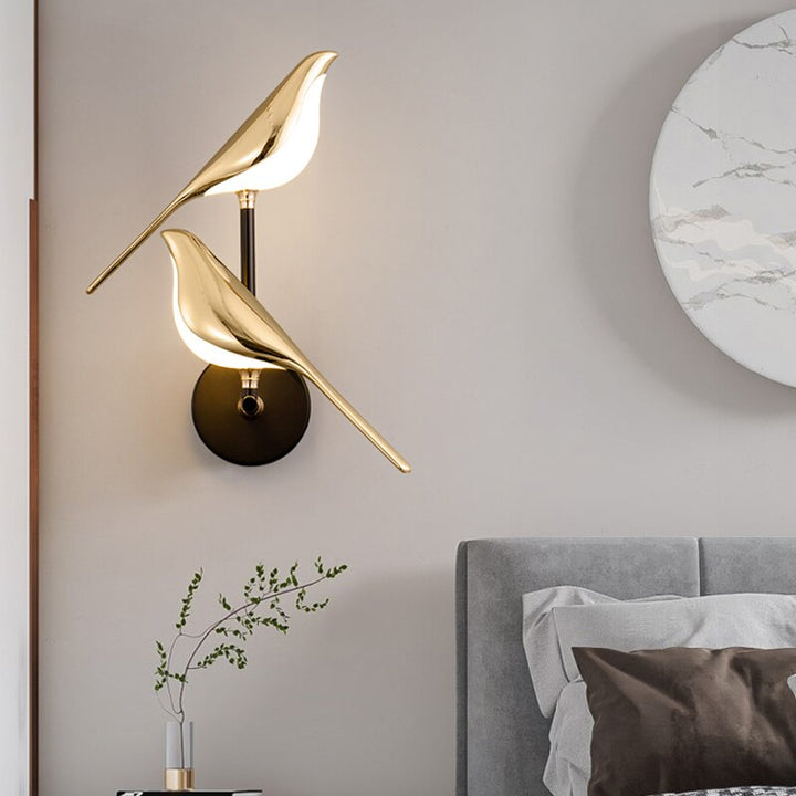 LED Wandleuchte mit Vogelmotiv, nordischer Stil, warme LED-Lichter, kunstvolle Schatten, elegante Wanddekoration.