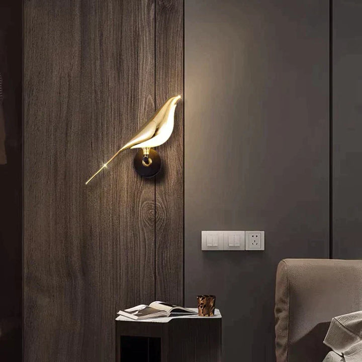 LED Wandleuchte mit Vogelmotiv, nordischer Stil, warme LED-Lichter, kunstvolle Schatten, elegante Wanddekoration.