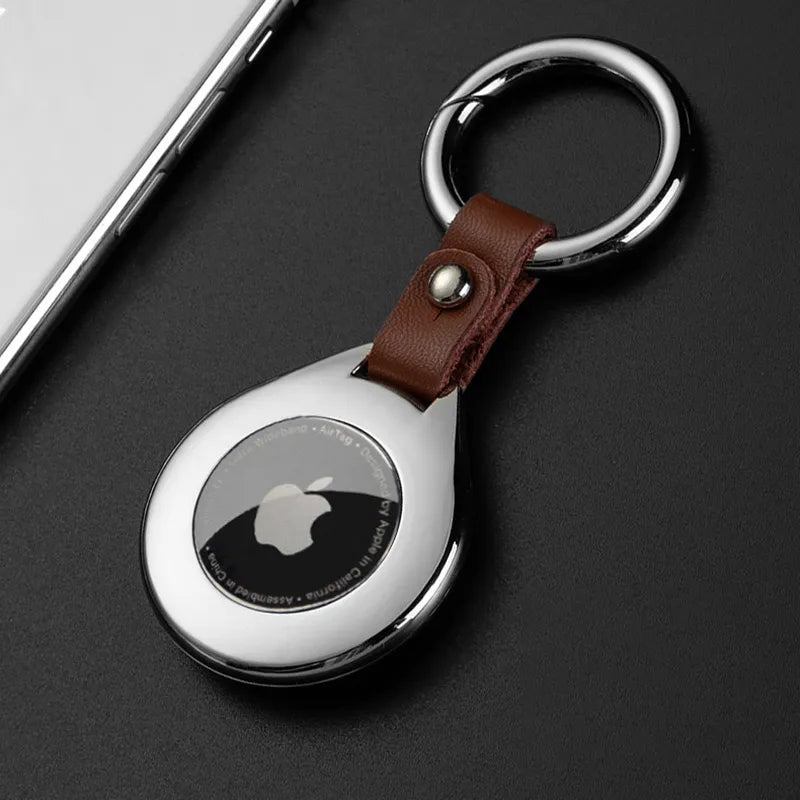 "Leder-Metall Anhänger Schutzhülle für AirTags, elegantes Design mit robustem Metallrahmen und luxuriösem Leder-Finish."