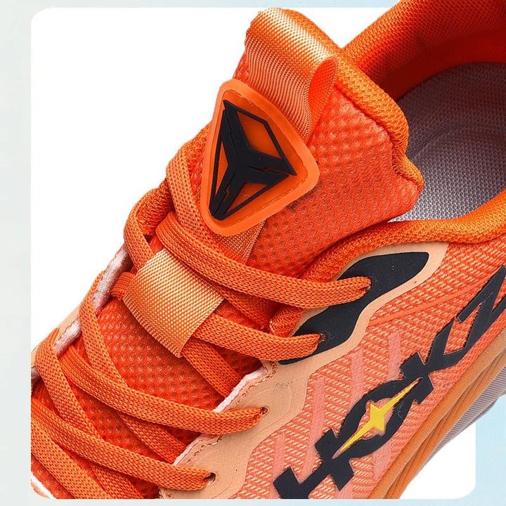 Leichte unisex Laufschuhe mit atmungsaktivem Material und trendigem Design für optimalen Komfort und Unterstützung.