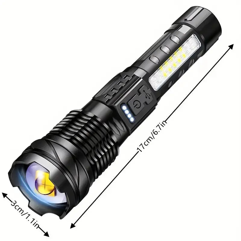 Leistungsstarke LED Taschenlampe, 5000 Lumen, robustes Aluminiumgehäuse, USB-ladbar, ideal für Outdoor und Sicherheit.