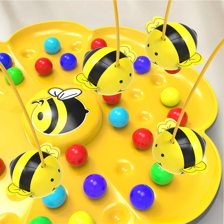 "Lustiges Bienenchaos Geschicklichkeitsspiel: Spieler mit Biene am Kopf, sammeln bunte Kugeln für Familienwettbewerb ein."
