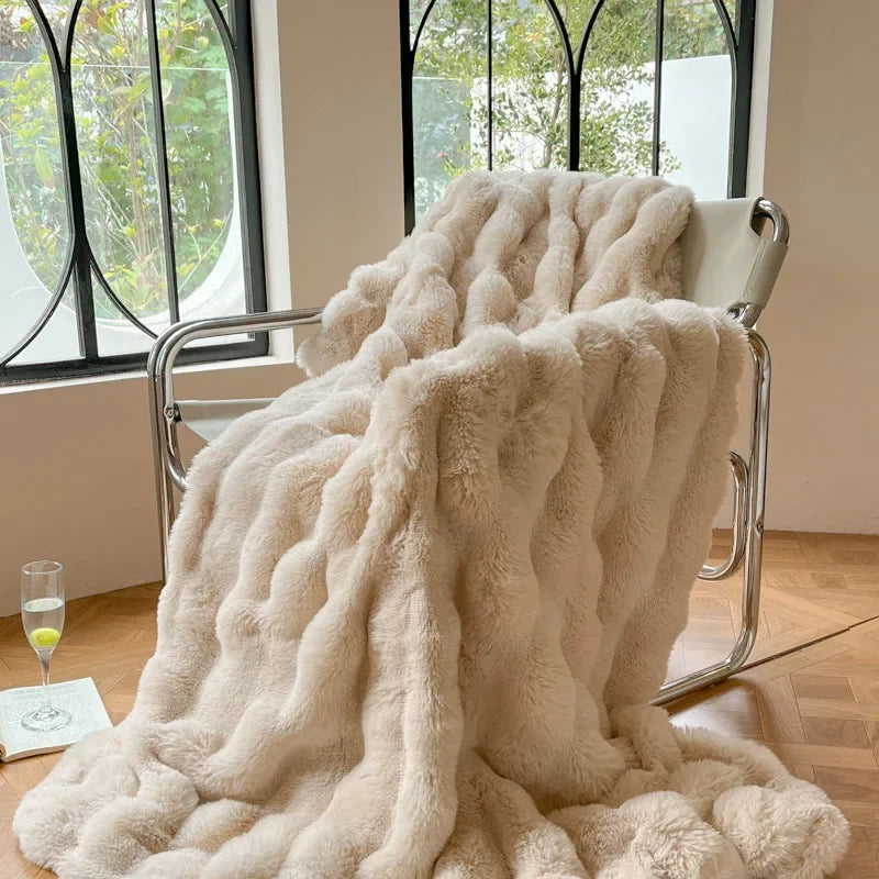 "Luxuriöse Doppelseitige Kunstfell-Decke in elegantem Design, flauschig weich, stilvoller Überwurf für Couch oder Bett."