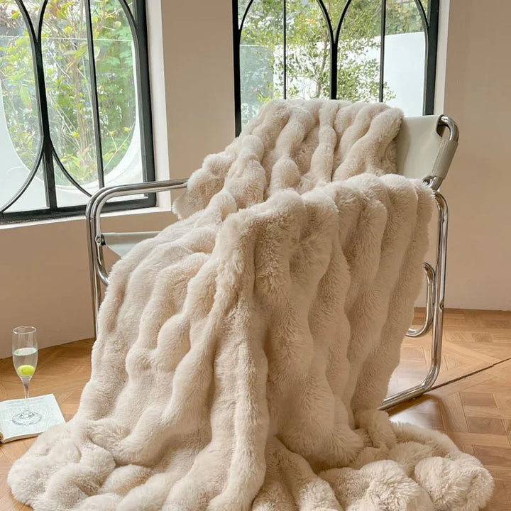 "Luxuriöse Doppelseitige Kunstfell-Decke in elegantem Design, flauschig weich, stilvoller Überwurf für Couch oder Bett."