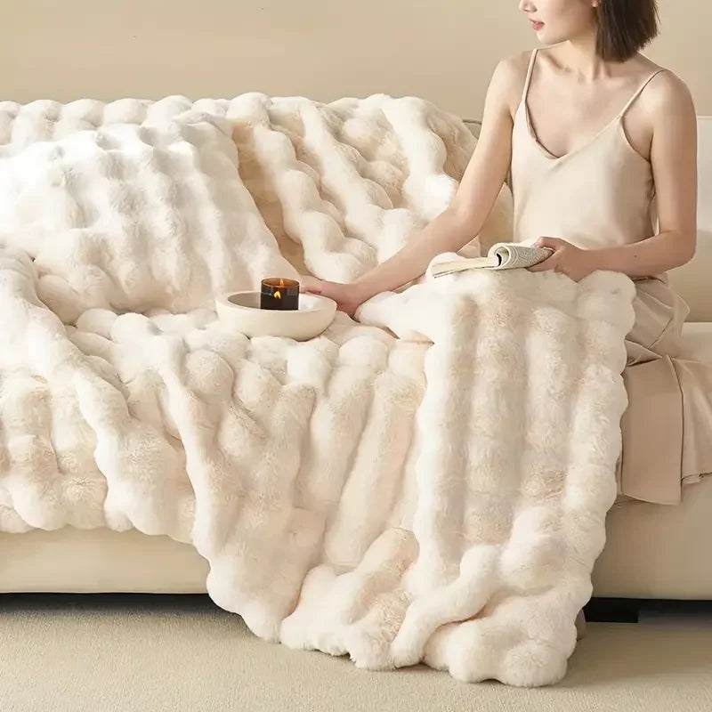 "Luxuriöse Doppelseitige Kunstfell-Decke in elegantem Design, flauschig weich, stilvoller Überwurf für Couch oder Bett."