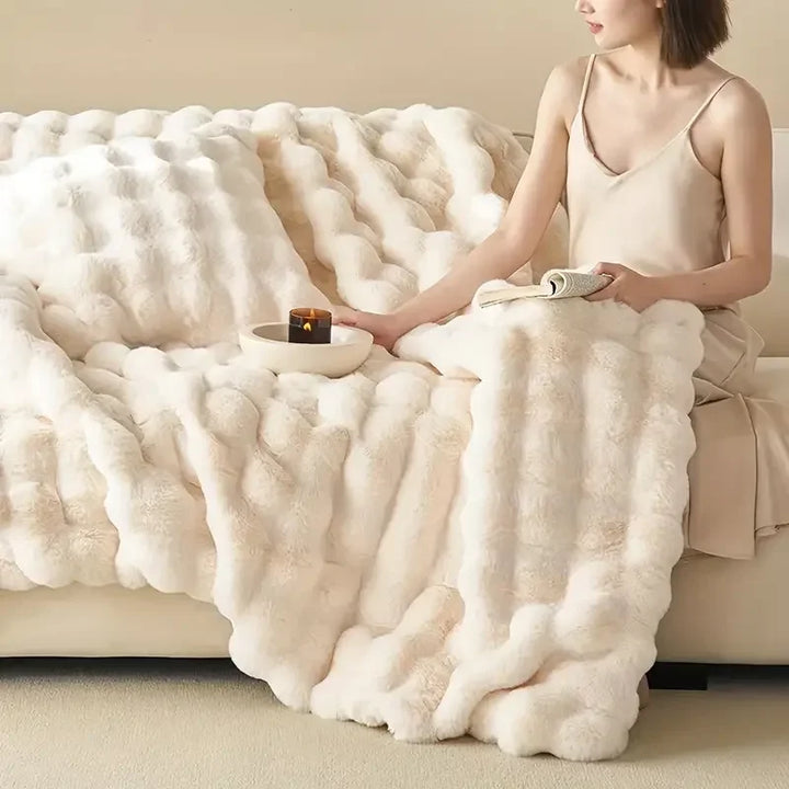"Luxuriöse Doppelseitige Kunstfell-Decke in elegantem Design, flauschig weich, stilvoller Überwurf für Couch oder Bett."