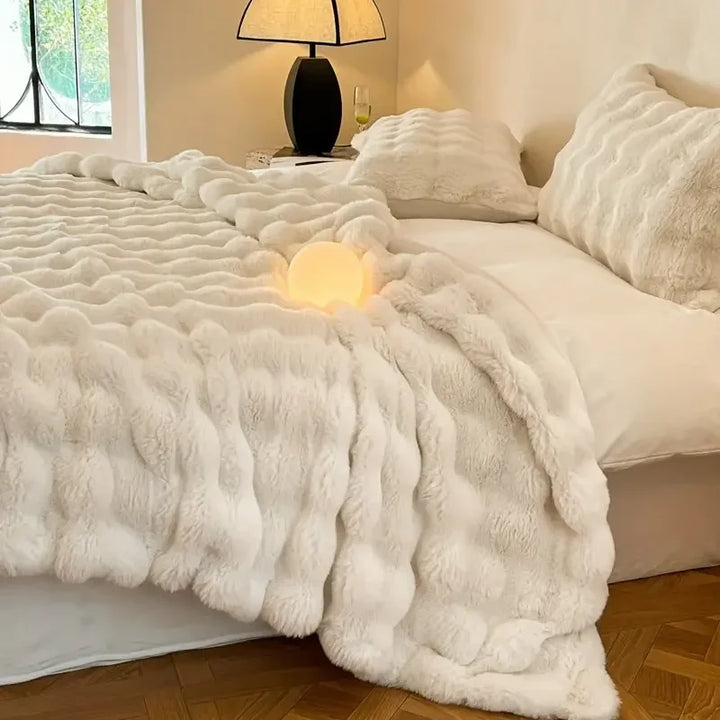 "Luxuriöse Doppelseitige Kunstfell-Decke in elegantem Design, flauschig weich, stilvoller Überwurf für Couch oder Bett."
