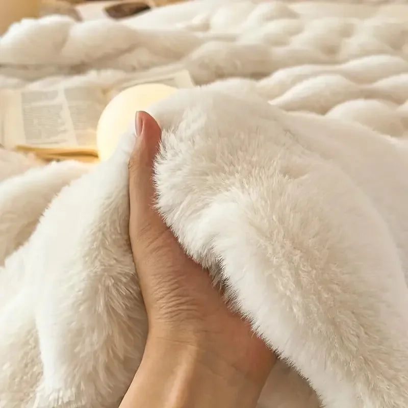 "Luxuriöse Doppelseitige Kunstfell-Decke in elegantem Design, flauschig weich, stilvoller Überwurf für Couch oder Bett."