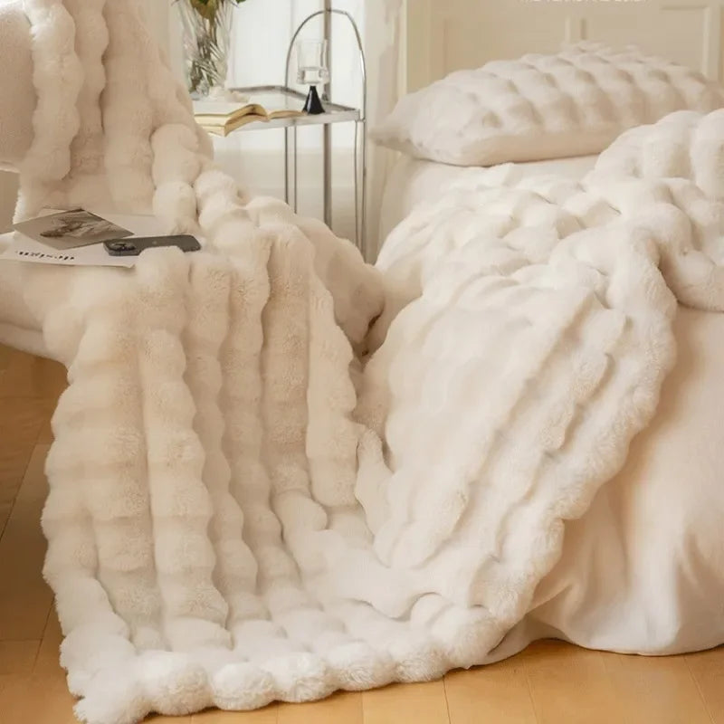 "Luxuriöse Doppelseitige Kunstfell-Decke in elegantem Design, flauschig weich, stilvoller Überwurf für Couch oder Bett."