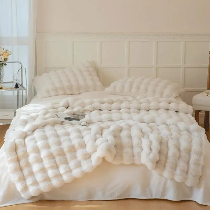 "Luxuriöse Doppelseitige Kunstfell-Decke in elegantem Design, flauschig weich, stilvoller Überwurf für Couch oder Bett."