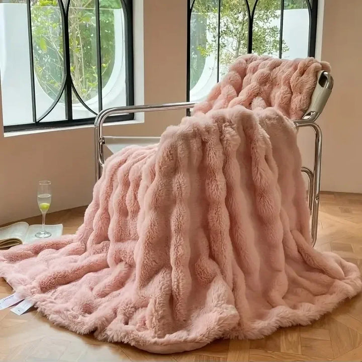 "Luxuriöse Doppelseitige Kunstfell-Decke in elegantem Design, flauschig weich, stilvoller Überwurf für Couch oder Bett."