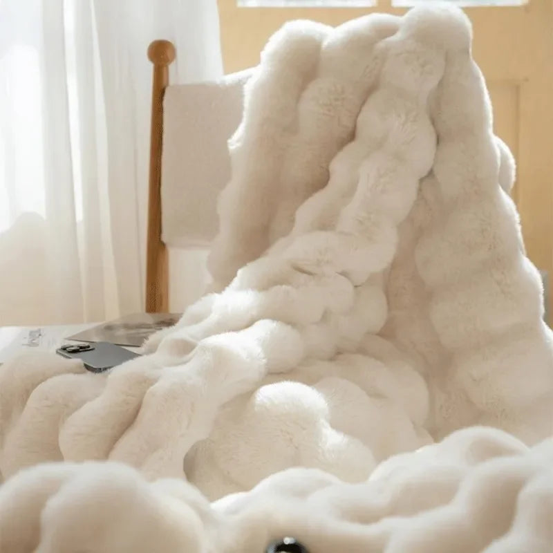 "Luxuriöse Doppelseitige Kunstfell-Decke in elegantem Design, flauschig weich, stilvoller Überwurf für Couch oder Bett."