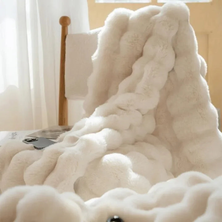 "Luxuriöse Doppelseitige Kunstfell-Decke in elegantem Design, flauschig weich, stilvoller Überwurf für Couch oder Bett."