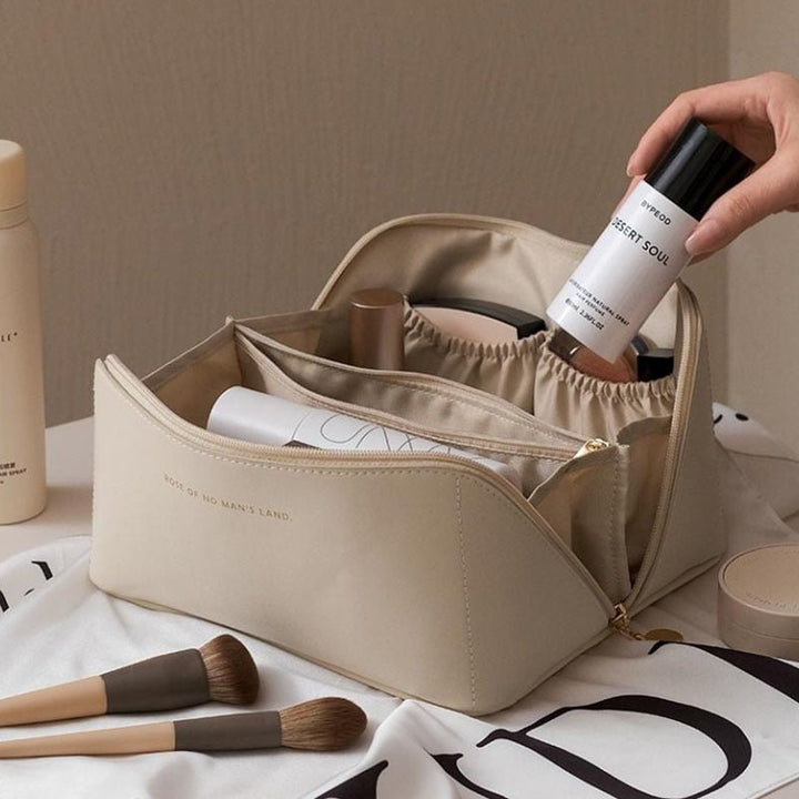 Luxuriöse, geräumige Kosmetiktasche mit elegantem Design, ideal für stilbewusste Frauen zur Aufbewahrung von Kosmetik.