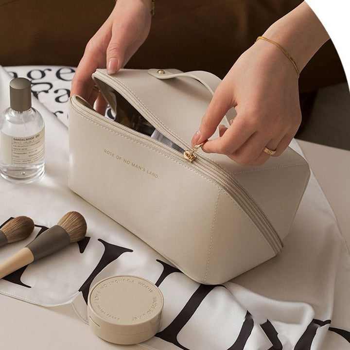 Luxuriöse, geräumige Kosmetiktasche mit elegantem Design, ideal für stilbewusste Frauen zur Aufbewahrung von Kosmetik.