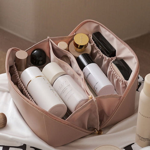 Luxuriöse, geräumige Kosmetiktasche mit elegantem Design, ideal für stilbewusste Frauen zur Aufbewahrung von Kosmetik.