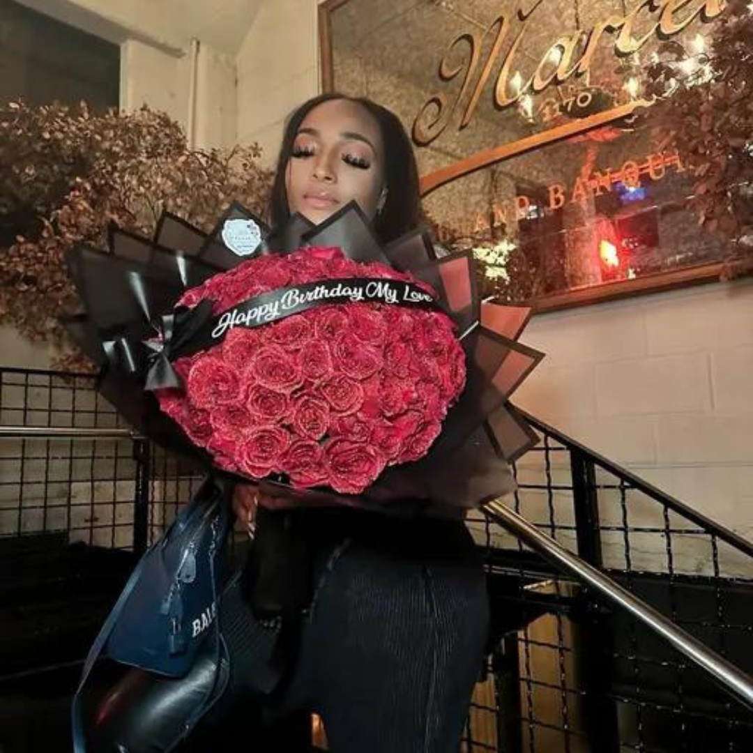 "Luxuriöse Glitzerrose in leuchtendem Blau, ideal für elegante Deko und Geschenkideen, auf einem neutralen Hintergrund."