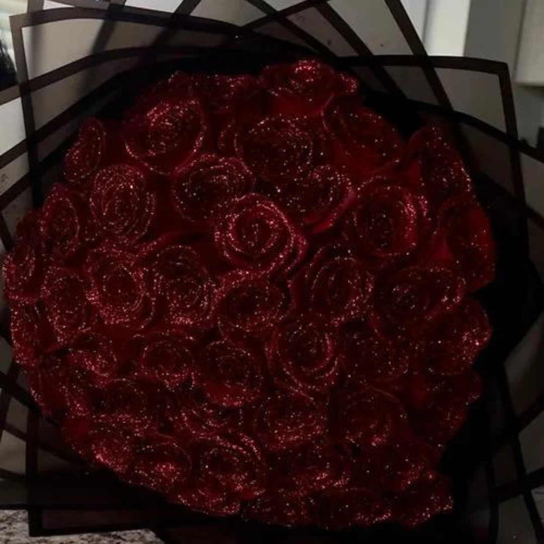 "Luxuriöse Glitzerrose in leuchtendem Blau, ideal für elegante Deko und Geschenkideen, auf einem neutralen Hintergrund."
