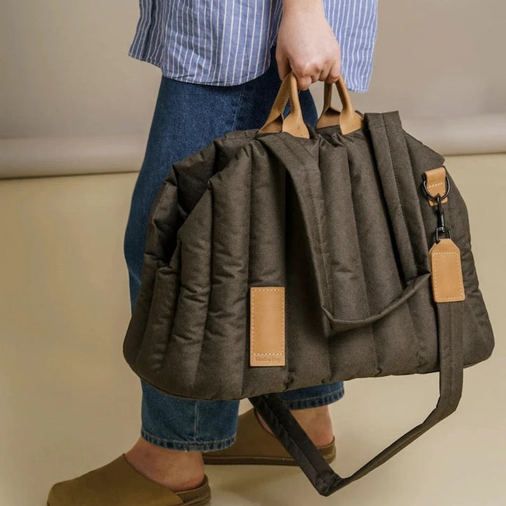"Luxuriöse Haustier Tragetasche in Beige mit weicher Polsterung, Handgriffen und Schultergurt für stilvollen, sicheren Transp