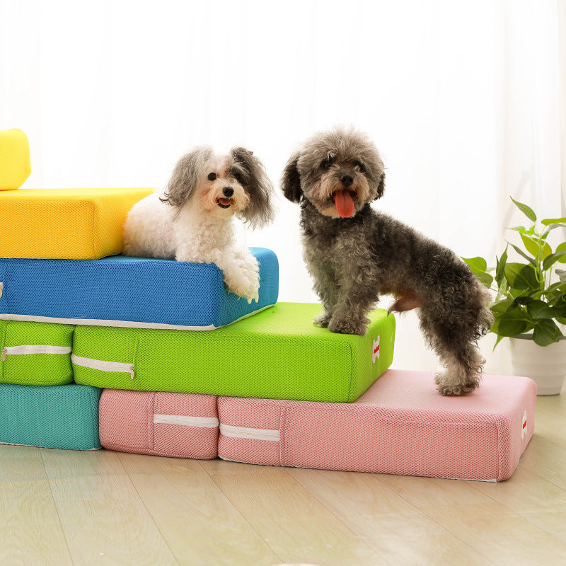 Luxuriöse Hundetreppe mit rutschfesten Stufen und weicher Polsterung für Couch und Bett, ideal für kleine Hunde und Senioren.