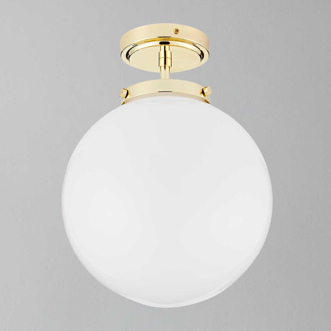 "Luxuriöse kugelförmige Badezimmer-Deckenleuchte aus Glas, modernes Design mit warmem Licht für eine entspannte Atmosphäre."