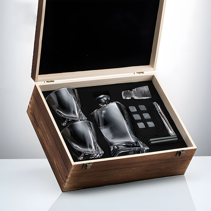 Luxuriöses Kristall-Whiskey-Karaffen-Set mit Gläsern und Kühlsteinen in edler Holzkiste für stilvolle Hausbars.