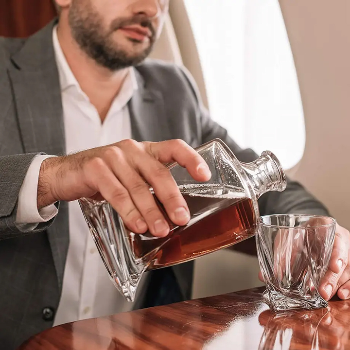 Luxuriöses Kristall-Whiskey-Karaffen-Set mit Gläsern und Kühlsteinen in edler Holzkiste für stilvolle Hausbars.