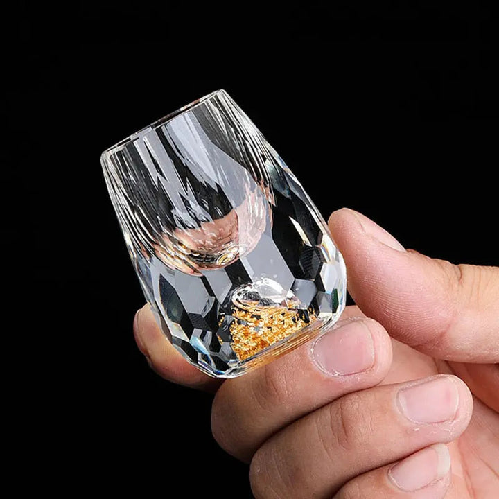 "Luxus Kristall Whiskeyglas, elegante Form, hochwertige Transparenz, perfektes Esstisch-Accessoire für Whiskey-Liebhaber."