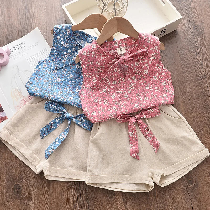 Mädchen-Sommer-Ensemble, ärmelloses Top mit Schleife, luftige Shorts, Blumenmuster, perfekte Passform für heiße Tage.