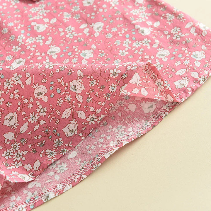 Mädchen-Sommer-Ensemble, ärmelloses Top mit Schleife, luftige Shorts, Blumenmuster, perfekte Passform für heiße Tage.