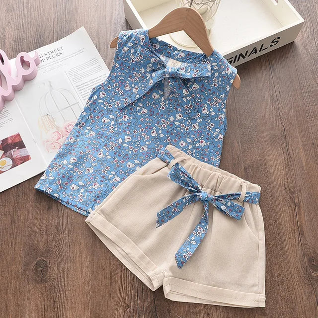 Mädchen-Sommer-Ensemble, ärmelloses Top mit Schleife, luftige Shorts, Blumenmuster, perfekte Passform für heiße Tage.