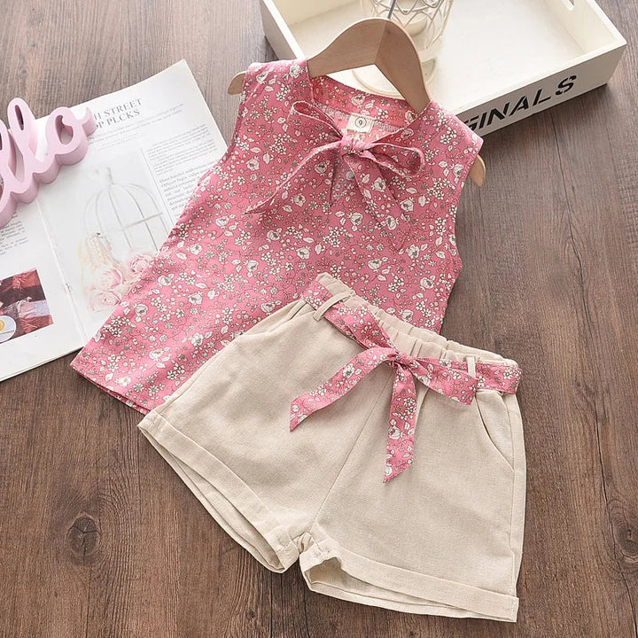 Mädchen-Sommer-Ensemble, ärmelloses Top mit Schleife, luftige Shorts, Blumenmuster, perfekte Passform für heiße Tage.