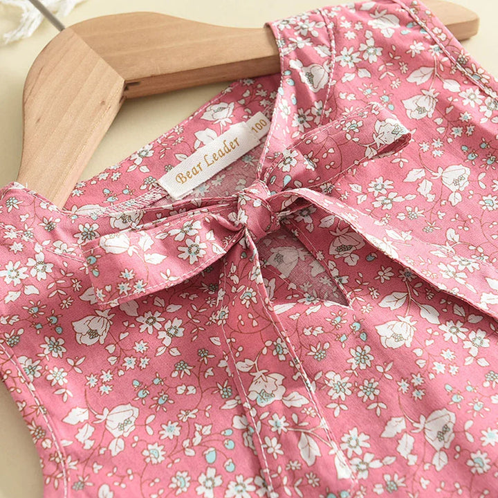 Mädchen-Sommer-Ensemble, ärmelloses Top mit Schleife, luftige Shorts, Blumenmuster, perfekte Passform für heiße Tage.