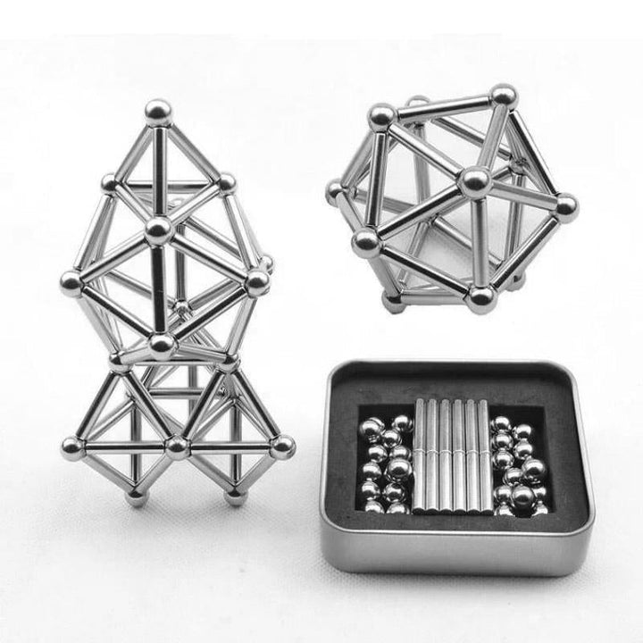 "Magnetisches Set aus silbernen Stäben und Kugeln, perfekt für kreative DIY-Projekte, auf hellem Hintergrund"