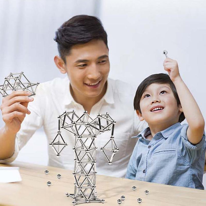 "Magnetisches Set aus silbernen Stäben und Kugeln, perfekt für kreative DIY-Projekte, auf hellem Hintergrund"