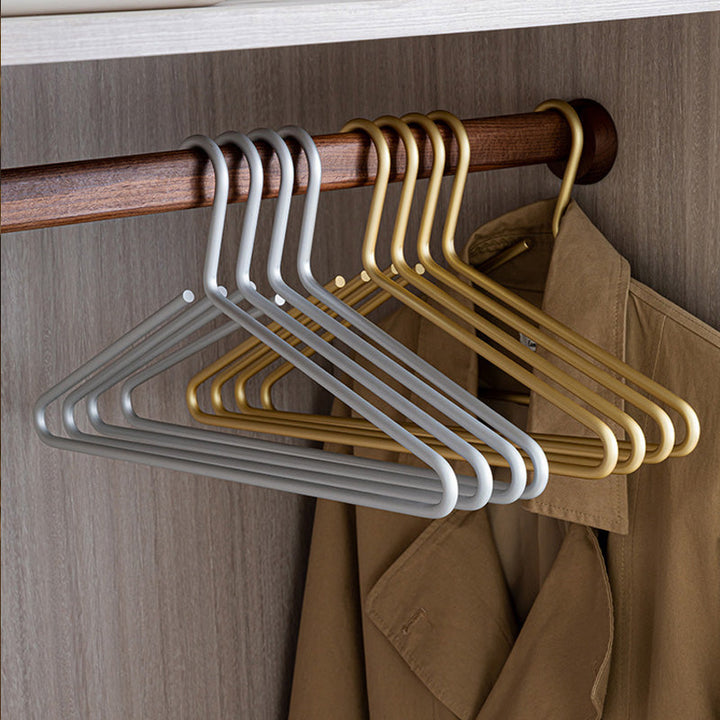 "Mattgoldene nahtlose Metall-Kleiderbügel, stilvoll und stabil, ideal für Garderobenordnung. Set aus 5 Stücken in Gold oder S