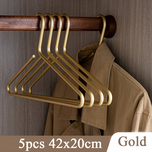 "Mattgoldene nahtlose Metall-Kleiderbügel, stilvoll und stabil, ideal für Garderobenordnung. Set aus 5 Stücken in Gold oder S