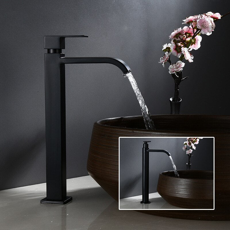 "Mattschwarze Einhebel-Waschtischarmatur mit modernem Design, elegantes Finish, ideal für stilvolle Badezimmer."