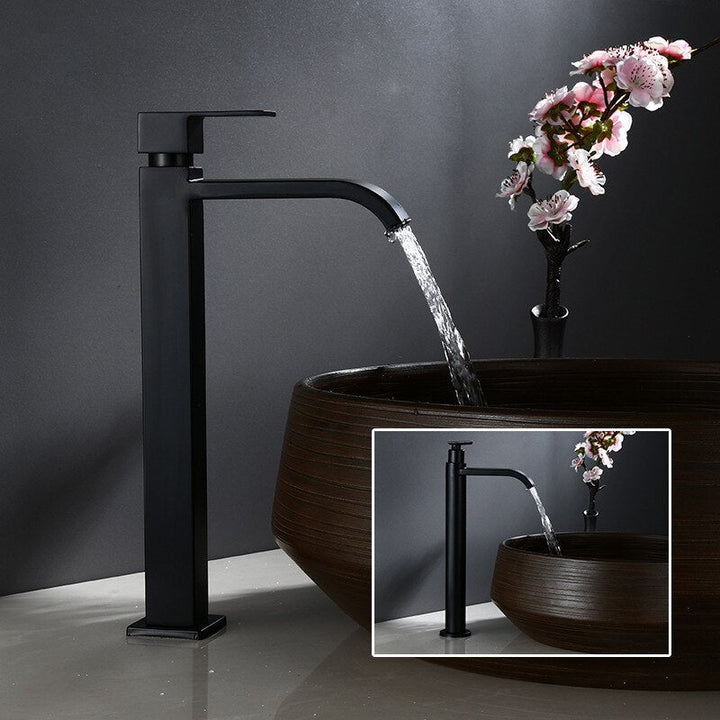 "Mattschwarze Einhebel-Waschtischarmatur mit modernem Design, elegantes Finish, ideal für stilvolle Badezimmer."