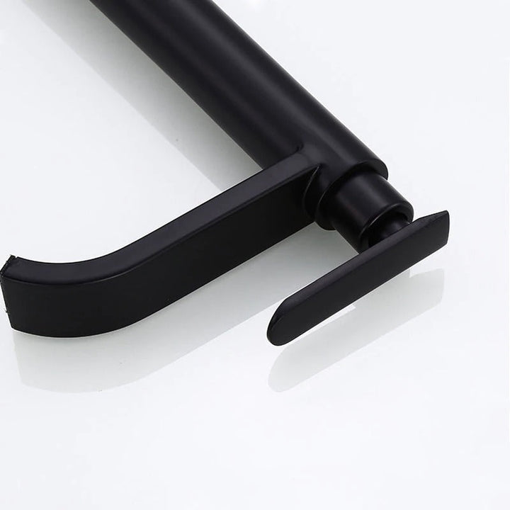 "Mattschwarze Einhebel-Waschtischarmatur mit modernem Design, elegantes Finish, ideal für stilvolle Badezimmer."