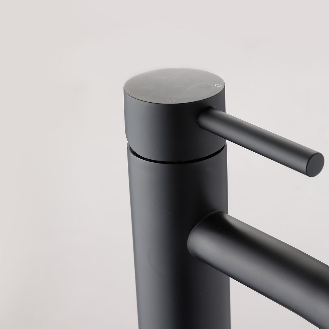 "Mattschwarze Einhebel-Waschtischarmatur mit modernem Design, elegantes Finish, ideal für stilvolle Badezimmer."