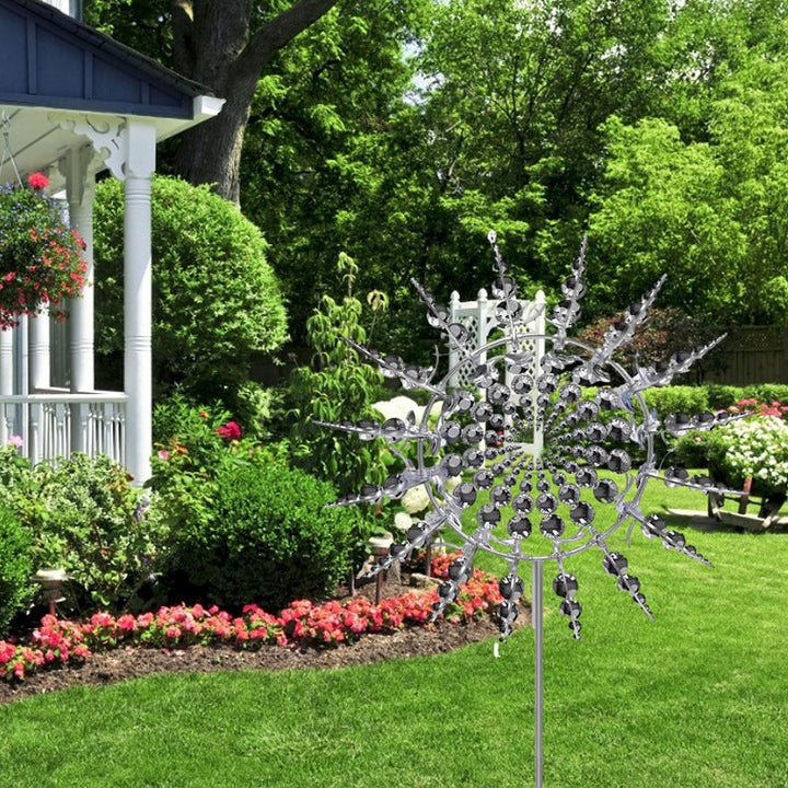 "Metallische Windmühle im Garten mit Zweiflügel-Technologie, sorgt für dynamischen visuellen Effekt und Atmosphäre."